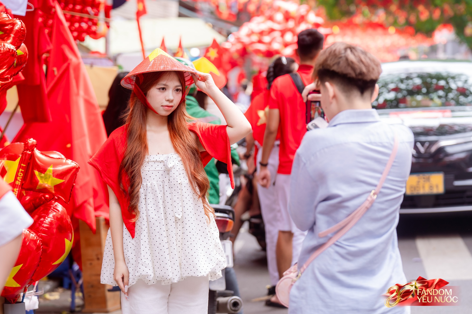 Hà Nội mưa như trút, "khối yêu nước" vẫn không rời vị trí để xem diễu binh 2/9- Ảnh 27. Hà Nội mưa như trút, "khối yêu nước" vẫn không rời vị trí để xem diễu binh 2/9- Ảnh 27.