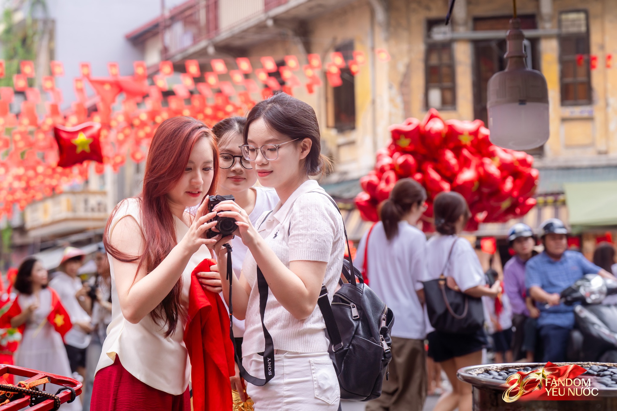 Hà Nội mưa như trút, "khối yêu nước" vẫn không rời vị trí để xem diễu binh 2/9- Ảnh 32. Hà Nội mưa như trút, "khối yêu nước" vẫn không rời vị trí để xem diễu binh 2/9- Ảnh 32.