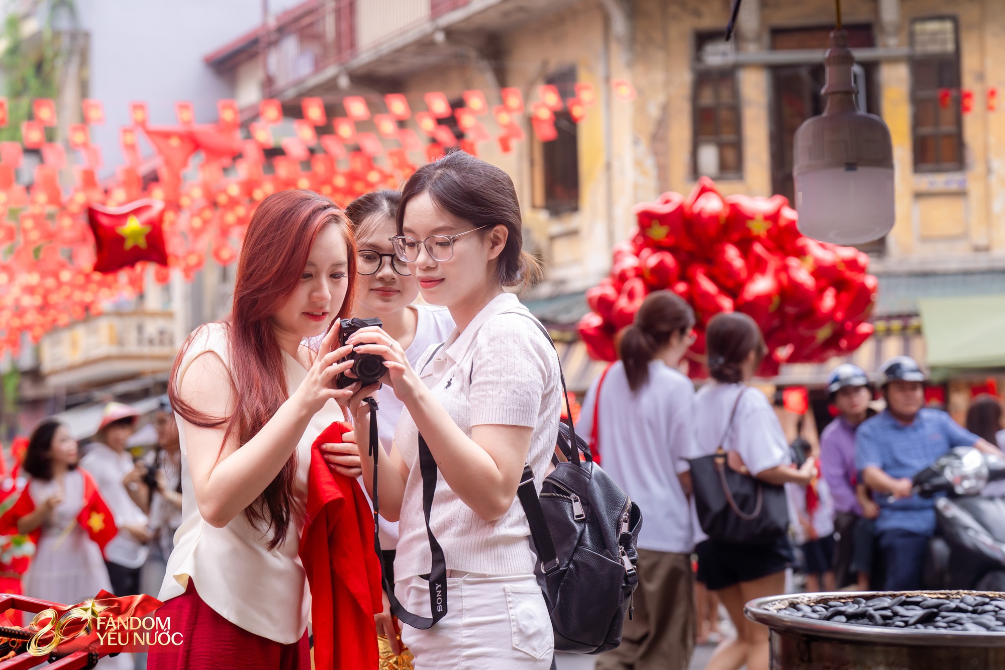 Khối nàng thơ tiến về Hàng Mã- Ảnh 9. Khối nàng thơ tiến về Hàng Mã- Ảnh 9.