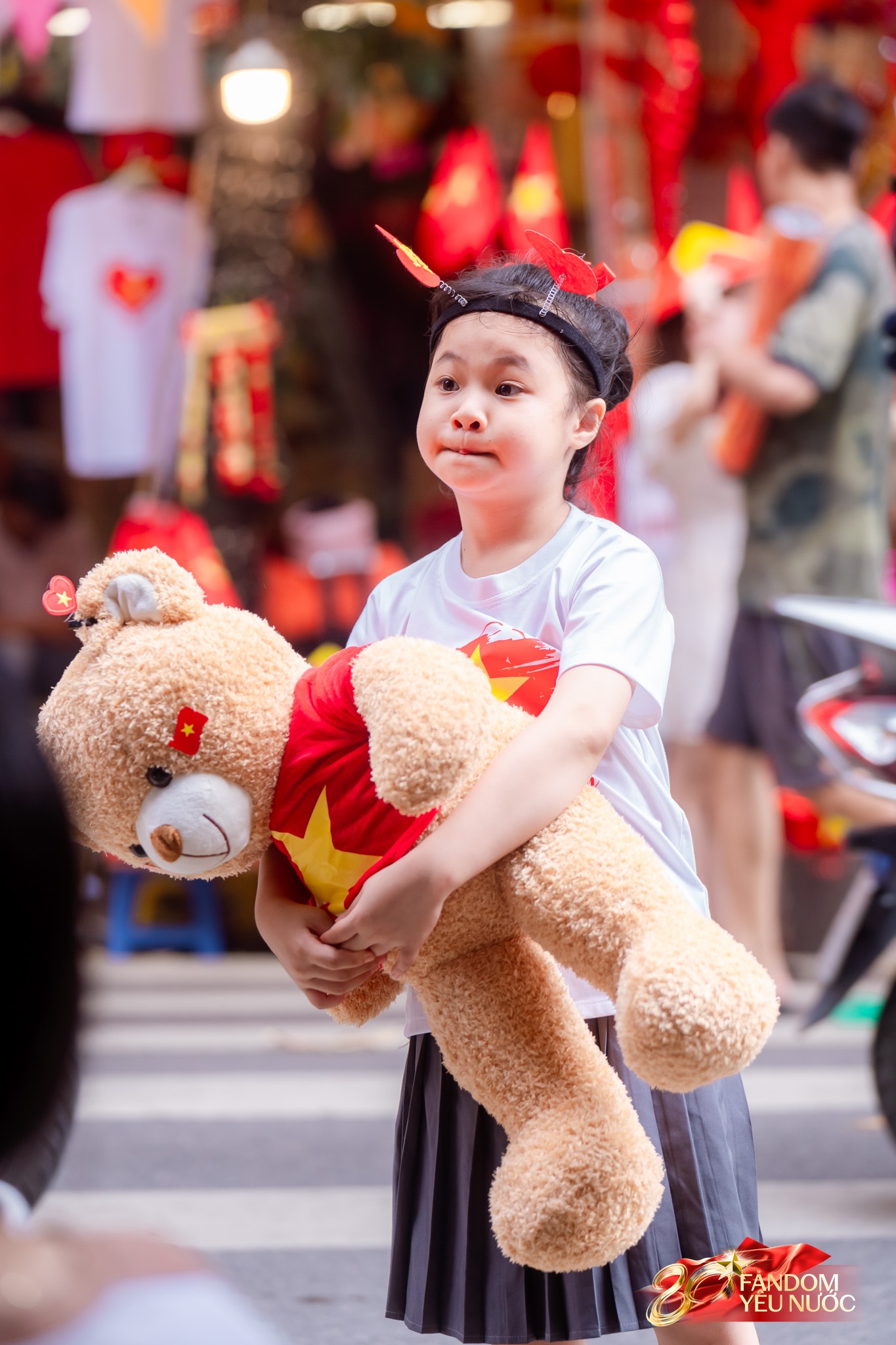 Hà Nội mưa như trút, "khối yêu nước" vẫn không rời vị trí để xem diễu binh 2/9- Ảnh 31. Hà Nội mưa như trút, "khối yêu nước" vẫn không rời vị trí để xem diễu binh 2/9- Ảnh 31.