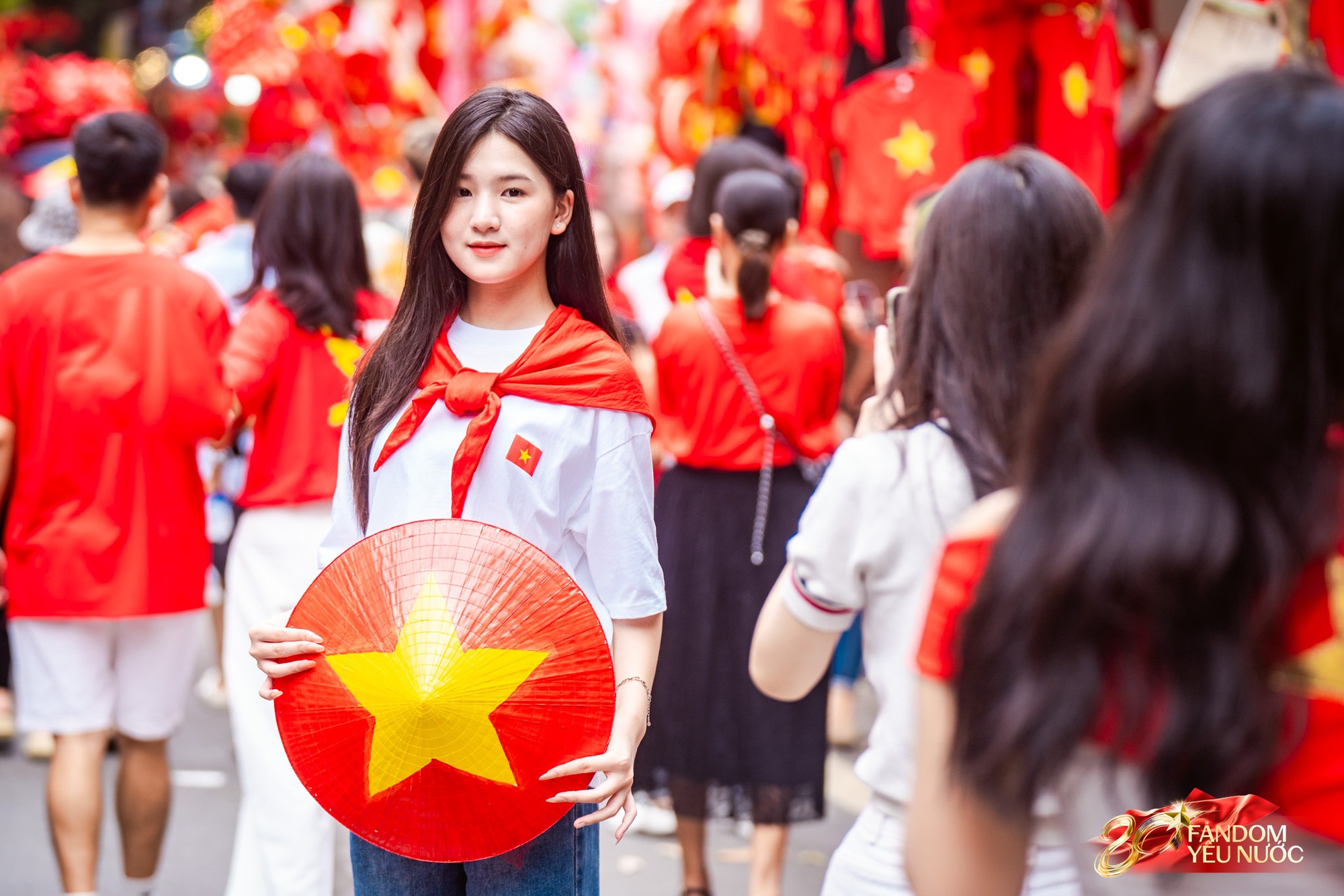 Hà Nội mưa như trút, "khối yêu nước" vẫn không rời vị trí để xem diễu binh 2/9- Ảnh 30. Hà Nội mưa như trút, "khối yêu nước" vẫn không rời vị trí để xem diễu binh 2/9- Ảnh 30.