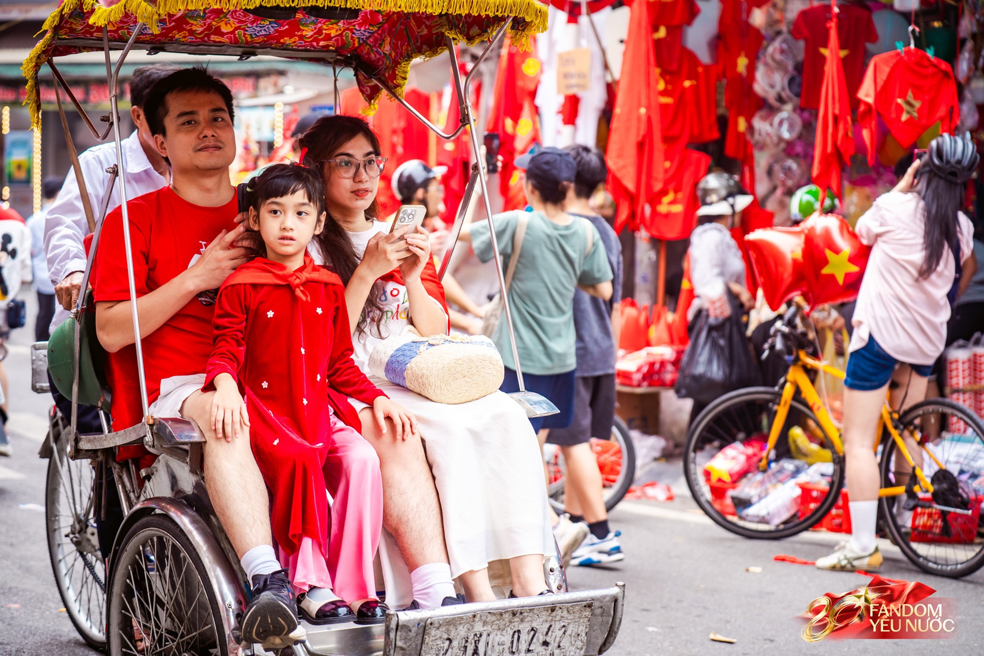 Hà Nội mưa như trút, "khối yêu nước" vẫn không rời vị trí để xem diễu binh 2/9- Ảnh 24. Hà Nội mưa như trút, "khối yêu nước" vẫn không rời vị trí để xem diễu binh 2/9- Ảnh 24.
