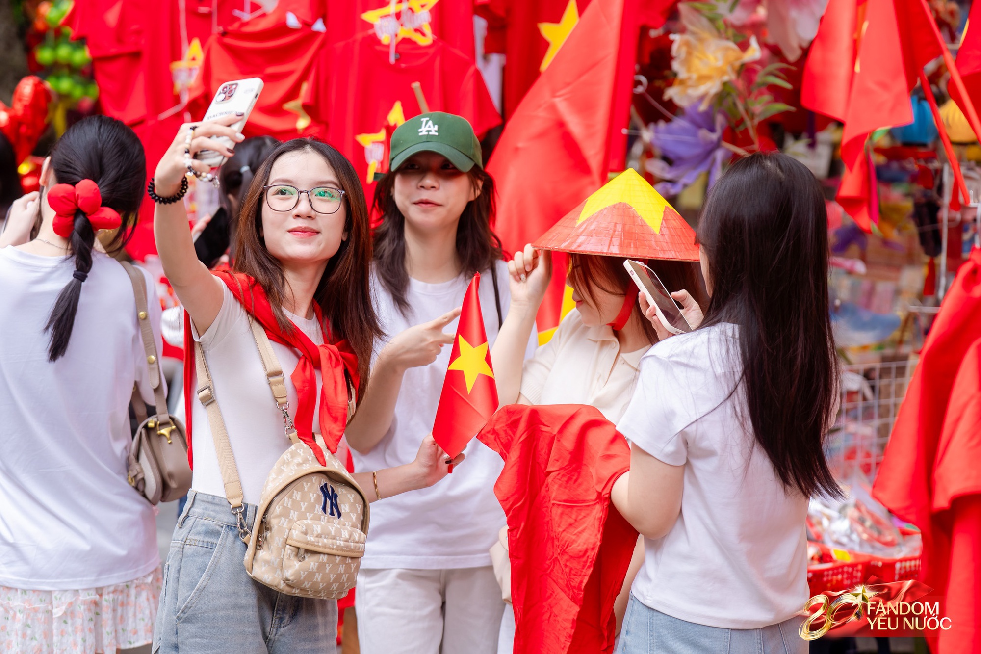 Hà Nội mưa như trút, "khối yêu nước" vẫn không rời vị trí để xem diễu binh 2/9- Ảnh 23. Hà Nội mưa như trút, "khối yêu nước" vẫn không rời vị trí để xem diễu binh 2/9- Ảnh 23.