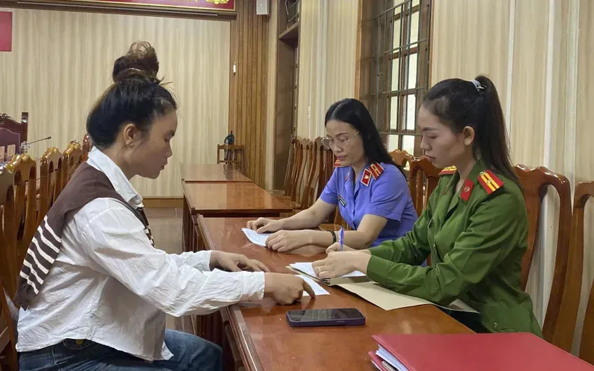 Lừa tiền đặt cọc mua hàng qua mạng, cô gái 26 tuổi bị khởi tố (Ảnh: Công an Quảng Trị) Lừa tiền đặt cọc mua hàng qua mạng, cô gái 26 tuổi bị khởi tố (Ảnh: Công an Quảng Trị)