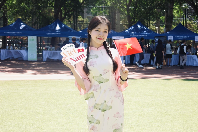 Từ nơi xa hướng về Tổ Quốc: Một chiếc áo dài, một lá cờ nhỏ, du học sinh Việt thắp lên ngọn lửa yêu nước- Ảnh 5.