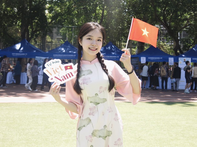 Từ nơi xa hướng về Tổ Quốc: Một chiếc áo dài, một lá cờ nhỏ, du học sinh Việt thắp lên ngọn lửa yêu nước- Ảnh 4.