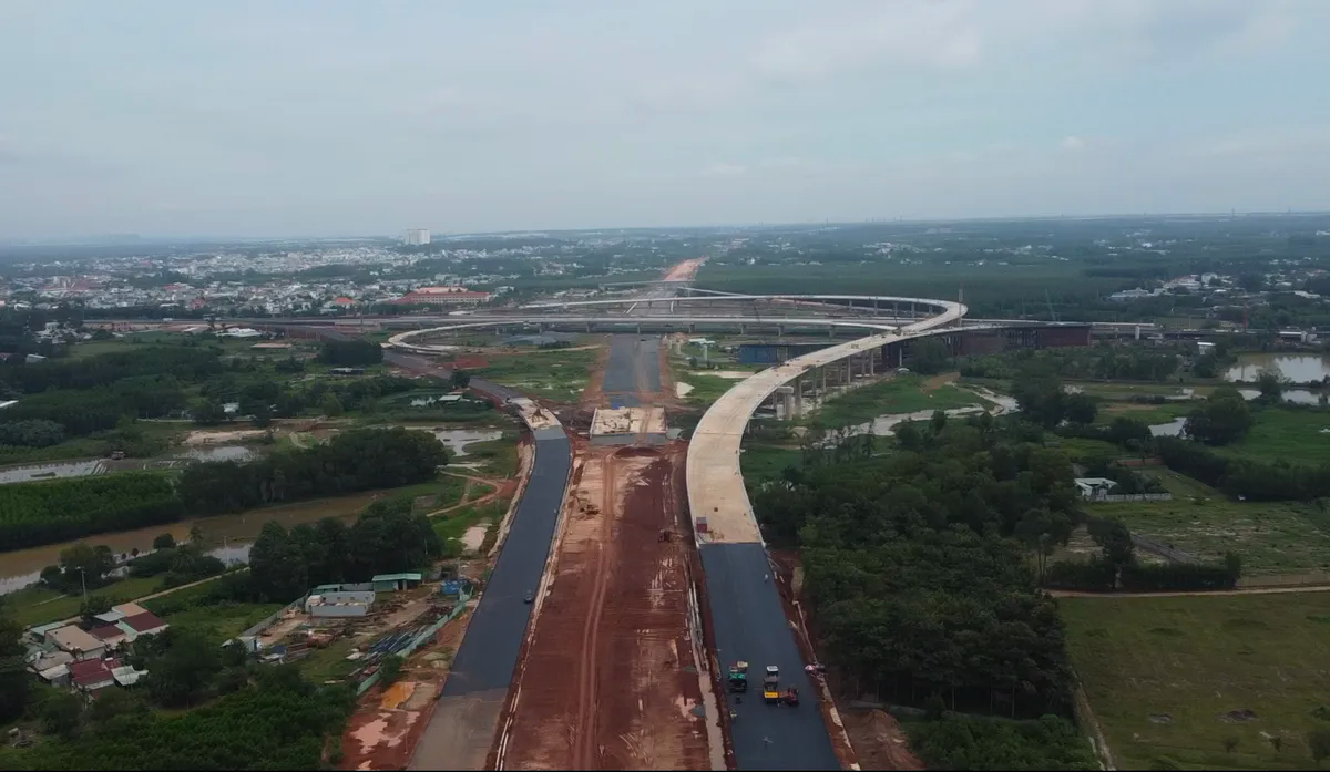 Hàng ngàn công nhân thi công xuyên lễ 2/9 trên các công trình trọng điểm- Ảnh 7. Hàng ngàn công nhân thi công xuyên lễ 2/9 trên các công trình trọng điểm- Ảnh 7.
