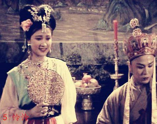 Diễn viên duy nhất góp mặt trong cả 4 bộ phim chuyển thể từ Tứ đại danh tác hóa ra là "con nhà người ta" học vấn đáng nể!- Ảnh 2.