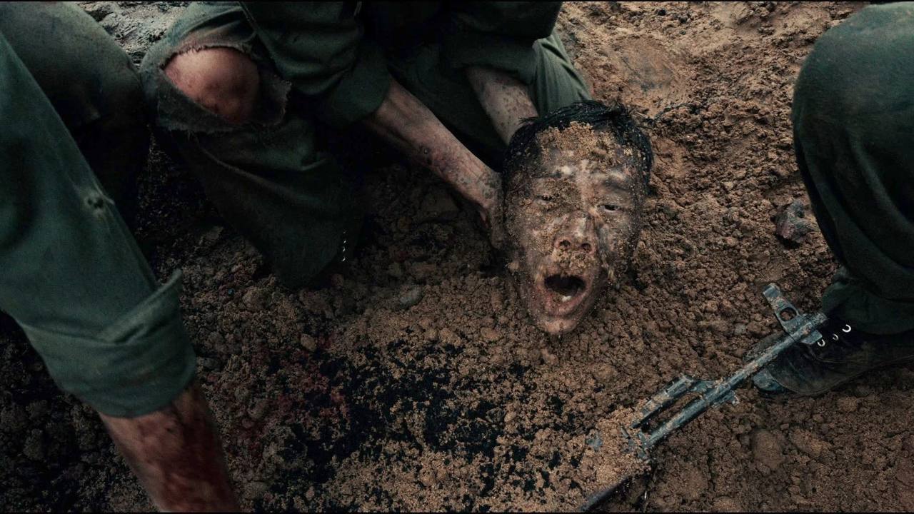 Mưa Đỏ: Khi một người điên lại là biểu tượng đau đớn và tận cùng nhất của chiến tranh- Ảnh 2.