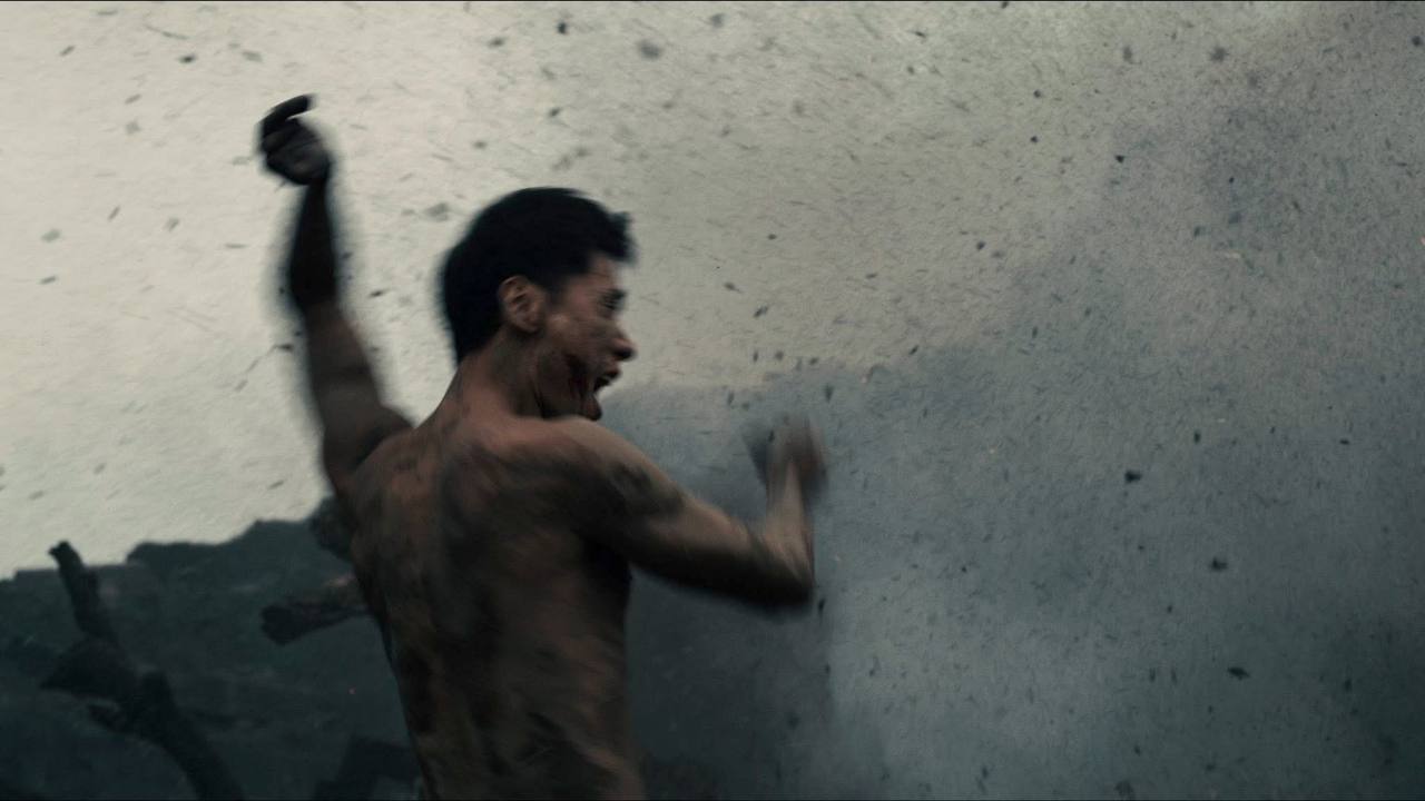 Mưa Đỏ: Khi một người điên lại là biểu tượng đau đớn và tận cùng nhất của chiến tranh- Ảnh 3.