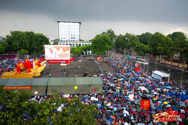 Hà Nội mưa như trút, "khối yêu nước" vẫn không rời vị trí để xem diễu binh 2/9- Ảnh 15. Hà Nội mưa như trút, "khối yêu nước" vẫn không rời vị trí để xem diễu binh 2/9- Ảnh 15.