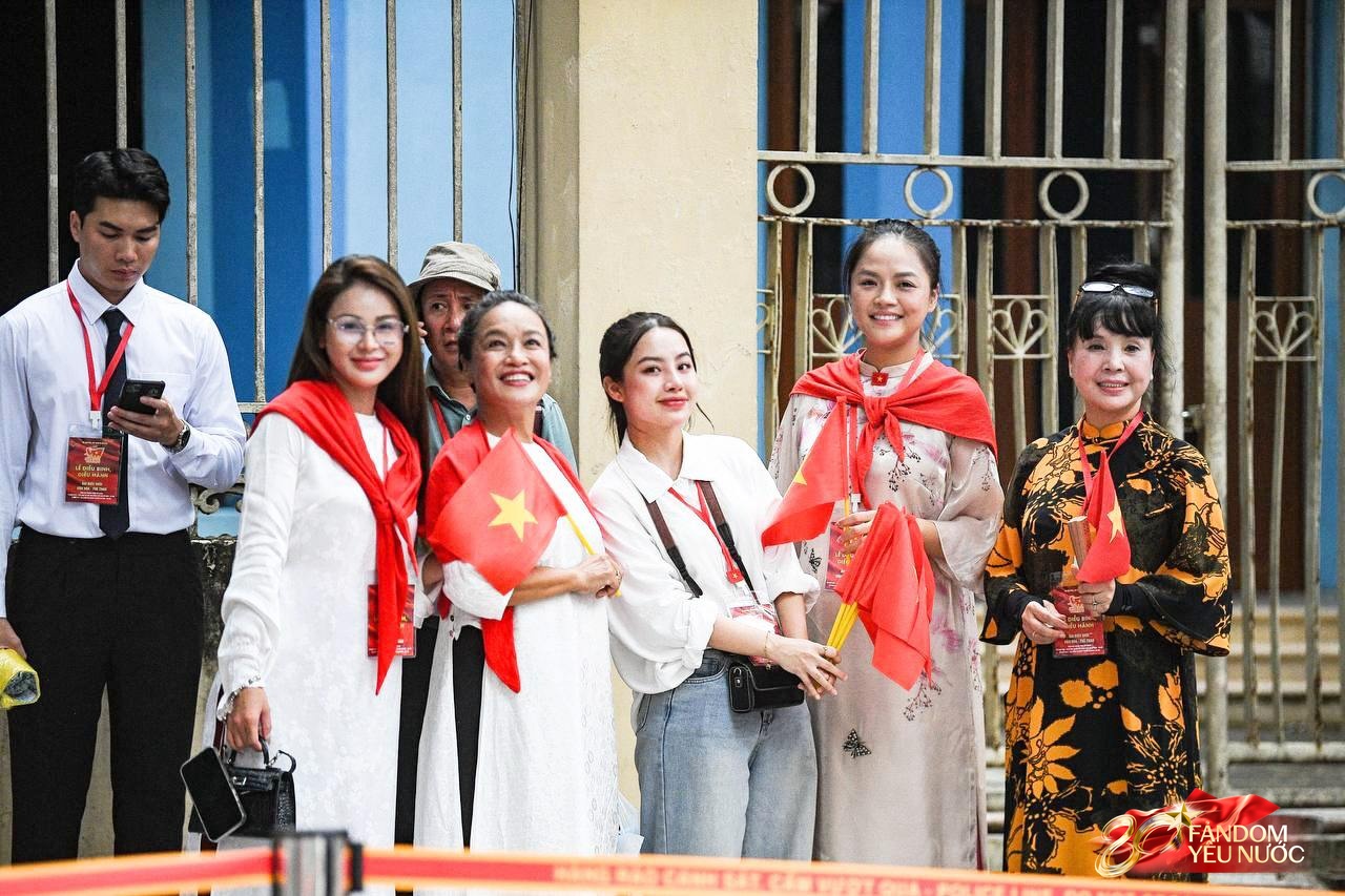 Nữ diễn viên có mẹ là Thượng tá quân đội, vinh dự cầm biển của khối Văn hoá - Thể thao diễu hành A80- Ảnh 2. Nữ diễn viên có mẹ là Thượng tá quân đội, vinh dự cầm biển của khối Văn hoá - Thể thao diễu hành A80- Ảnh 2.