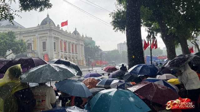 Hà Nội mưa như trút, "khối yêu nước" vẫn không rời vị trí để xem diễu binh 2/9- Ảnh 13. Hà Nội mưa như trút, "khối yêu nước" vẫn không rời vị trí để xem diễu binh 2/9- Ảnh 13.