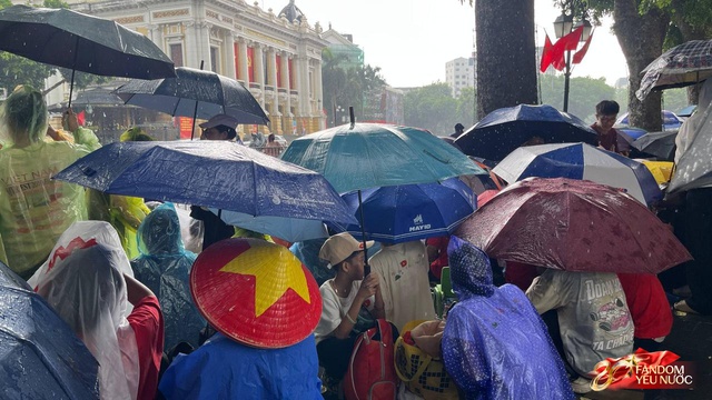 Hà Nội mưa như trút, "khối yêu nước" vẫn không rời vị trí để xem diễu binh 2/9- Ảnh 14. Hà Nội mưa như trút, "khối yêu nước" vẫn không rời vị trí để xem diễu binh 2/9- Ảnh 14.
