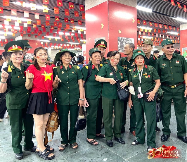 Hà Nội mưa như trút, "khối yêu nước" vẫn không rời vị trí để xem diễu binh 2/9- Ảnh 12. Hà Nội mưa như trút, "khối yêu nước" vẫn không rời vị trí để xem diễu binh 2/9- Ảnh 12.