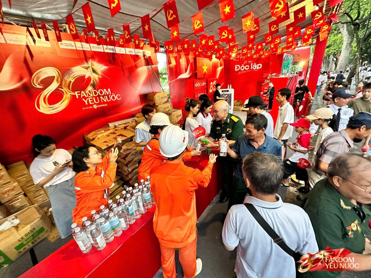 Xếp hàng ghé Trạm khách A80 chưa bao giờ vui đến thế: Nước uống, quạt mát và những tiếng vang ca đầy tự hào- Ảnh 1.