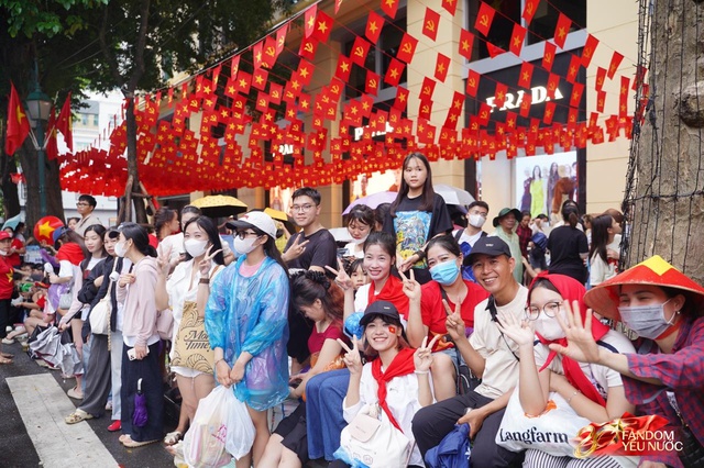 Hà Nội mưa như trút, "khối yêu nước" vẫn không rời vị trí để xem diễu binh 2/9- Ảnh 2. Hà Nội mưa như trút, "khối yêu nước" vẫn không rời vị trí để xem diễu binh 2/9- Ảnh 2.