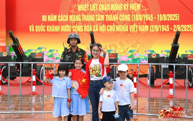 Hà Nội mưa như trút, "khối yêu nước" vẫn không rời vị trí để xem diễu binh 2/9- Ảnh 5. Hà Nội mưa như trút, "khối yêu nước" vẫn không rời vị trí để xem diễu binh 2/9- Ảnh 5.