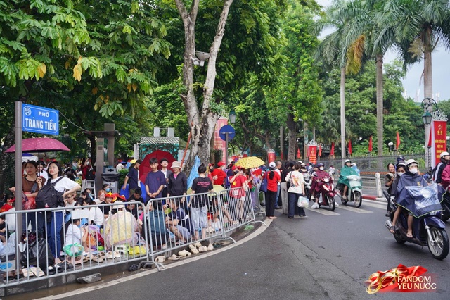 Hà Nội mưa như trút, "khối yêu nước" vẫn không rời vị trí để xem diễu binh 2/9- Ảnh 1. Hà Nội mưa như trút, "khối yêu nước" vẫn không rời vị trí để xem diễu binh 2/9- Ảnh 1.
