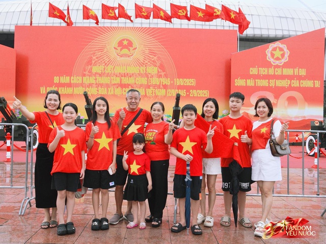 Hà Nội mưa như trút, "khối yêu nước" vẫn không rời vị trí để xem diễu binh 2/9- Ảnh 6. Hà Nội mưa như trút, "khối yêu nước" vẫn không rời vị trí để xem diễu binh 2/9- Ảnh 6.