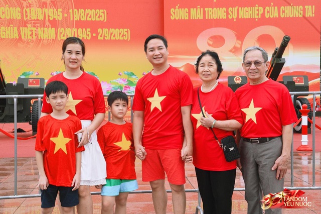 Hà Nội mưa như trút, "khối yêu nước" vẫn không rời vị trí để xem diễu binh 2/9- Ảnh 7. Hà Nội mưa như trút, "khối yêu nước" vẫn không rời vị trí để xem diễu binh 2/9- Ảnh 7.