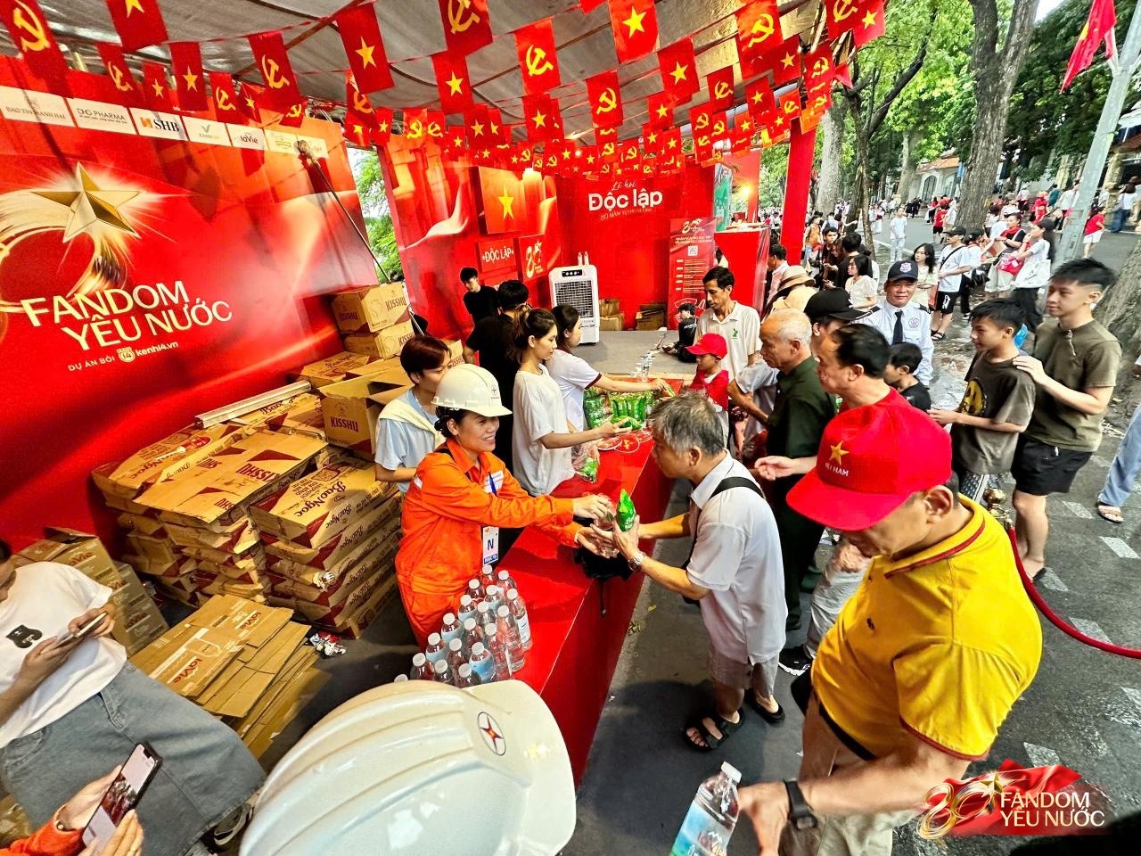 Xếp hàng ghé Trạm khách A80 chưa bao giờ vui đến thế: Nước uống, quạt mát và những tiếng vang ca đầy tự hào- Ảnh 2.