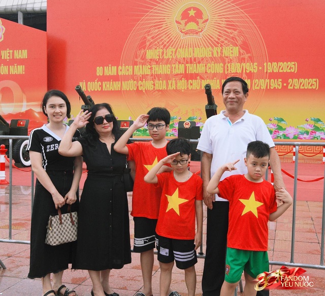 Hà Nội mưa như trút, "khối yêu nước" vẫn không rời vị trí để xem diễu binh 2/9- Ảnh 8. Hà Nội mưa như trút, "khối yêu nước" vẫn không rời vị trí để xem diễu binh 2/9- Ảnh 8.