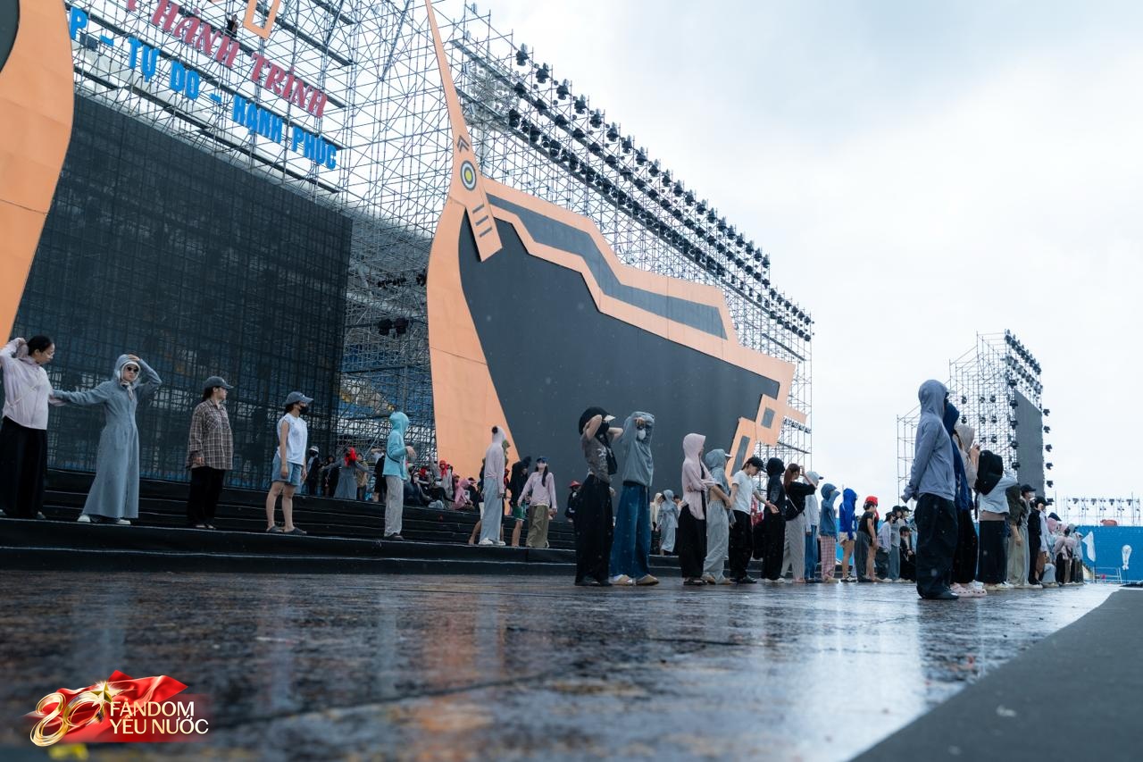 Tổng duyệt Concert Quốc Gia ngày 1/9: Mỹ Tâm xuất hiện nổi bần bật, Quán quân Rap Việt có hành động tinh tế với đàn chị- Ảnh 2.