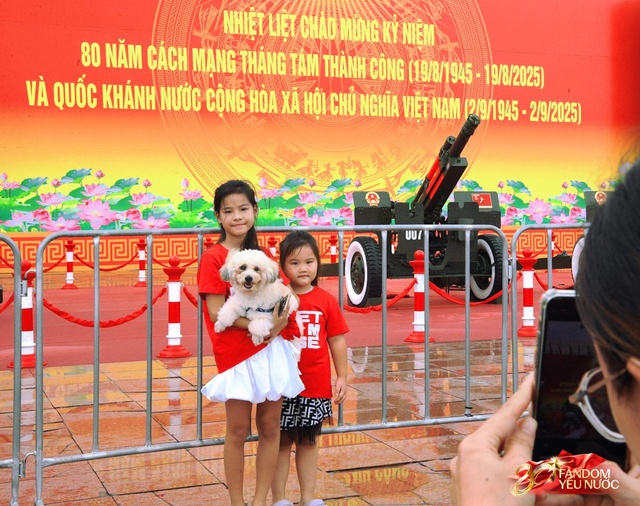 Hà Nội mưa như trút, "khối yêu nước" vẫn không rời vị trí để xem diễu binh 2/9- Ảnh 9. Hà Nội mưa như trút, "khối yêu nước" vẫn không rời vị trí để xem diễu binh 2/9- Ảnh 9.