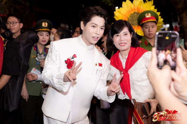 Lời chào đầu tiên của buổi sáng Tết Độc Lập: “Xin chúc sức khoẻ bà con nha”- Ảnh 15. Lời chào đầu tiên của buổi sáng Tết Độc Lập: “Xin chúc sức khoẻ bà con nha”- Ảnh 15.