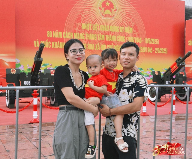 Hà Nội mưa như trút, "khối yêu nước" vẫn không rời vị trí để xem diễu binh 2/9- Ảnh 10. Hà Nội mưa như trút, "khối yêu nước" vẫn không rời vị trí để xem diễu binh 2/9- Ảnh 10.