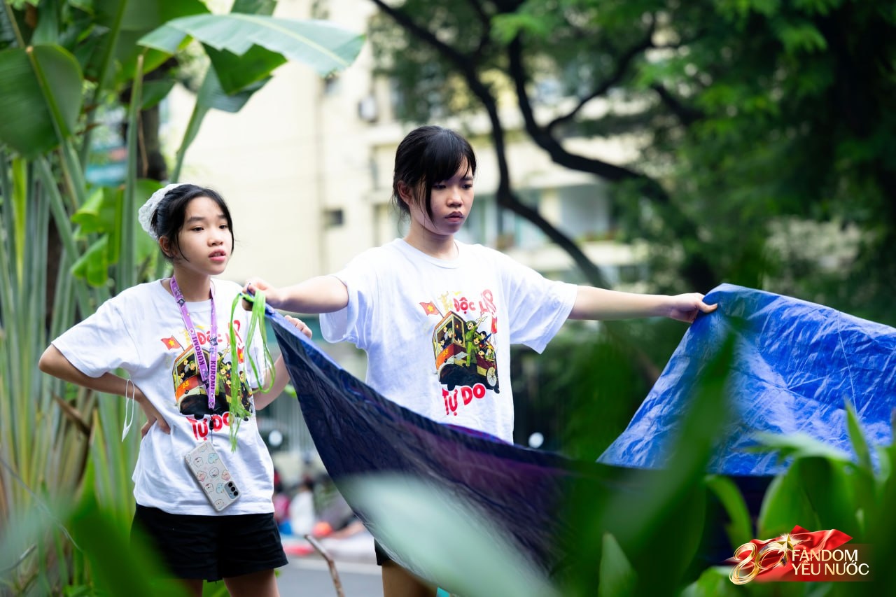 Hà Nội mưa như trút, "khối yêu nước" vẫn không rời vị trí để xem diễu binh 2/9- Ảnh 37. Hà Nội mưa như trút, "khối yêu nước" vẫn không rời vị trí để xem diễu binh 2/9- Ảnh 37.