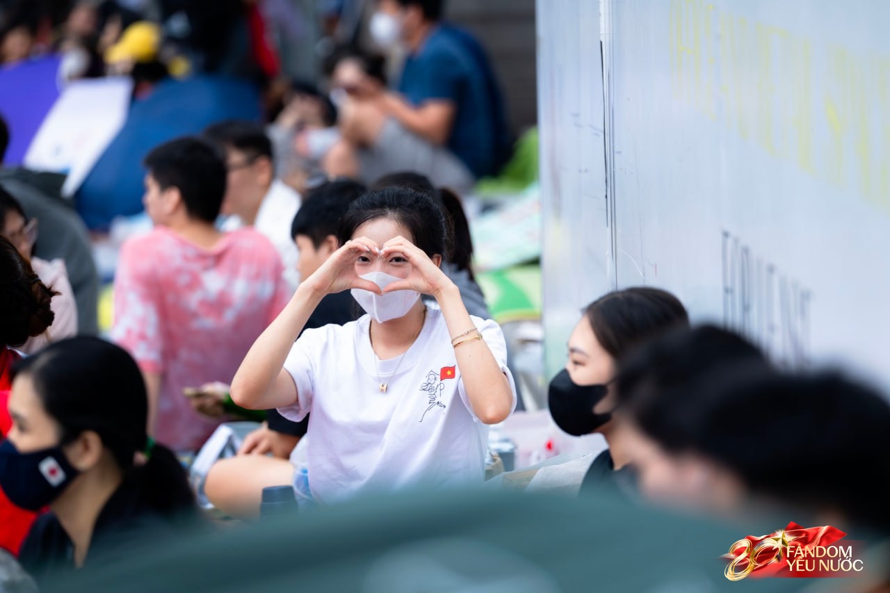 Hà Nội mưa như trút, "khối yêu nước" vẫn không rời vị trí để xem diễu binh 2/9- Ảnh 35. Hà Nội mưa như trút, "khối yêu nước" vẫn không rời vị trí để xem diễu binh 2/9- Ảnh 35.