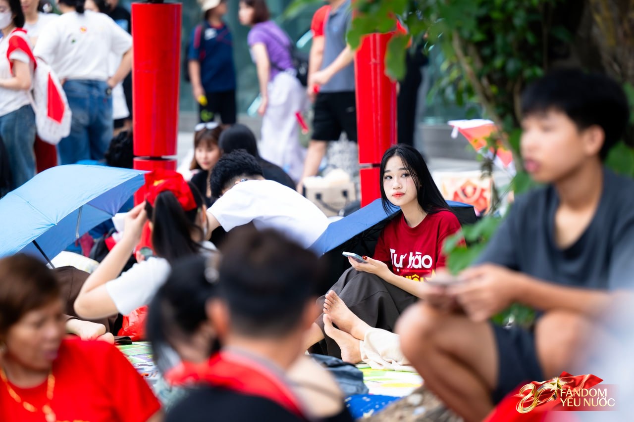 Hà Nội mưa như trút, "khối yêu nước" vẫn không rời vị trí để xem diễu binh 2/9- Ảnh 34. Hà Nội mưa như trút, "khối yêu nước" vẫn không rời vị trí để xem diễu binh 2/9- Ảnh 34.