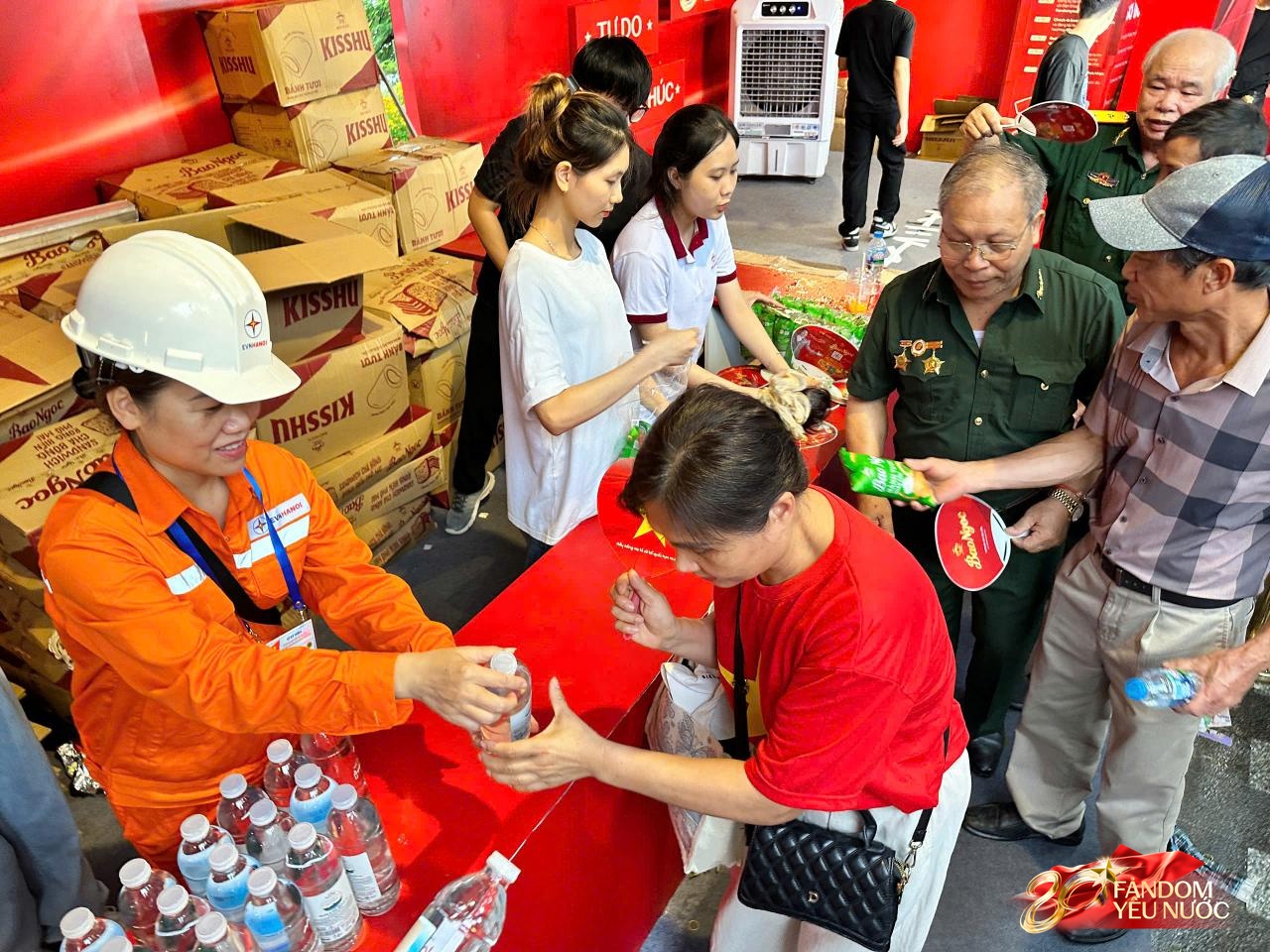 Xếp hàng ghé Trạm khách A80 chưa bao giờ vui đến thế: Nước uống, quạt mát và những tiếng vang ca đầy tự hào- Ảnh 3.