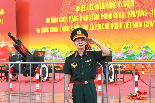 Hà Nội mưa như trút, "khối yêu nước" vẫn không rời vị trí để xem diễu binh 2/9- Ảnh 4. Hà Nội mưa như trút, "khối yêu nước" vẫn không rời vị trí để xem diễu binh 2/9- Ảnh 4.