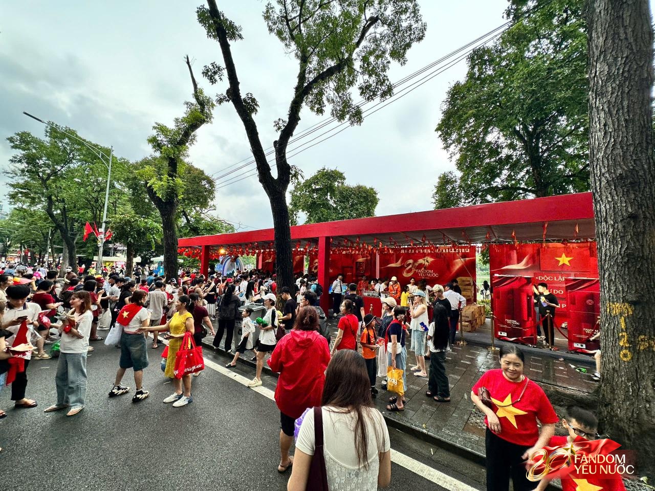 Xếp hàng ghé Trạm khách A80 chưa bao giờ vui đến thế: Nước uống, quạt mát và những tiếng vang ca đầy tự hào- Ảnh 4.