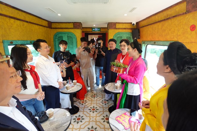 Chuyến tàu 2 tầng cải tạo từ toa xe cũ, chạy qua 5 ga: Thông tin mới nhất về giá vé, thời gian chạy- Ảnh 13. Chuyến tàu 2 tầng cải tạo từ toa xe cũ, chạy qua 5 ga: Thông tin mới nhất về giá vé, thời gian chạy- Ảnh 13.
