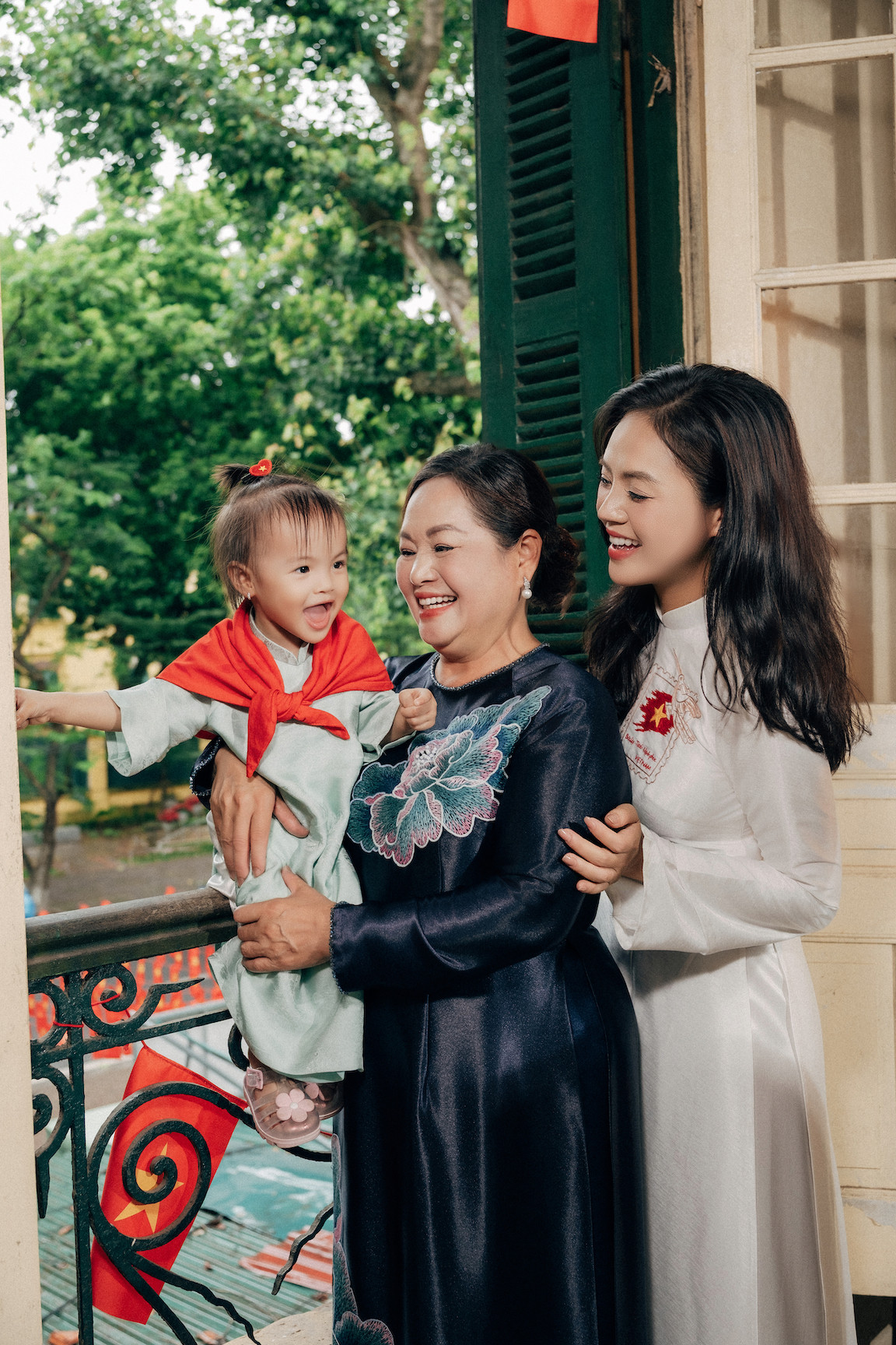 Nữ diễn viên có mẹ là Thượng tá quân đội, vinh dự cầm biển của khối Văn hoá - Thể thao diễu hành A80- Ảnh 8. Nữ diễn viên có mẹ là Thượng tá quân đội, vinh dự cầm biển của khối Văn hoá - Thể thao diễu hành A80- Ảnh 8.