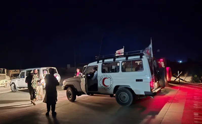 Động đất mạnh ở Afghanistan, hơn 600 người có thể đã thiệt mạng- Ảnh 4. Xe cứu thương mang biểu tượng của tổ chức Trăng lưỡi liềm đỏ lên đường vào vùng thảm họa - Ảnh: CHÍNH QUYỀN TALIBAN