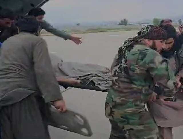 Động đất mạnh ở Afghanistan, hơn 600 người có thể đã thiệt mạng- Ảnh 3. Một người bị thương được vận chuyển khỏi trực thăng - Ảnh: CHÍNH QUYỀN TALIBAN