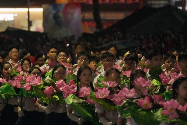 Lời chào đầu tiên của buổi sáng Tết Độc Lập: “Xin chúc sức khoẻ bà con nha”- Ảnh 12. Lời chào đầu tiên của buổi sáng Tết Độc Lập: “Xin chúc sức khoẻ bà con nha”- Ảnh 12.
