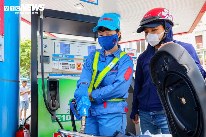 Sau 1 tháng mở bán, lượng xăng E10 tiêu thụ thế nào?- Ảnh 2. Sau 1 tháng mở bán, lượng xăng E10 tiêu thụ thế nào?- Ảnh 2.