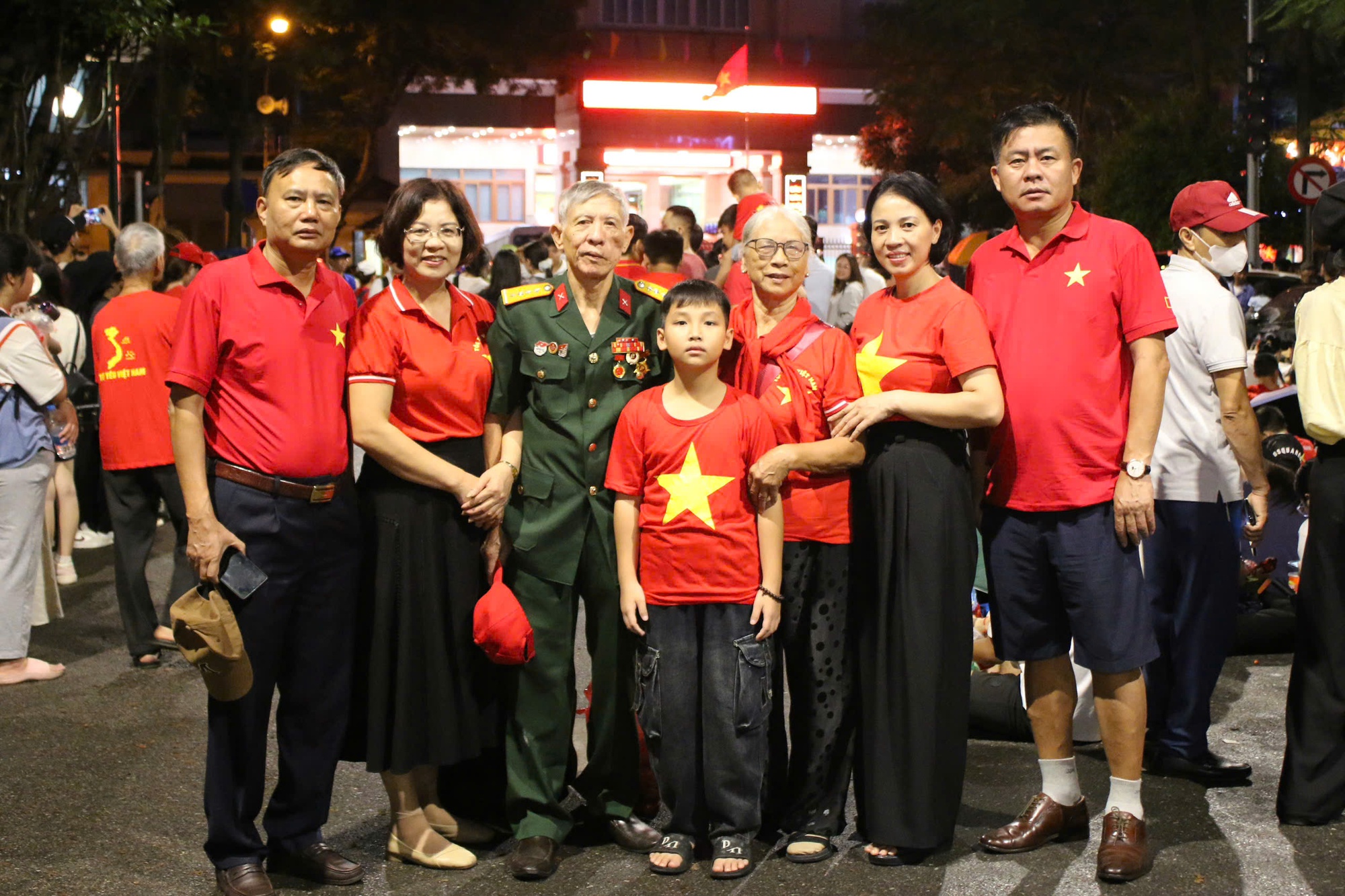 Đảng viên sinh năm 2004 đưa ông bà từ Thanh Hóa ra Hà Nội dự Lễ Tổng duyệt A80- Ảnh 3. Đảng viên sinh năm 2004 đưa ông bà từ Thanh Hóa ra Hà Nội dự Lễ Tổng duyệt A80- Ảnh 3.