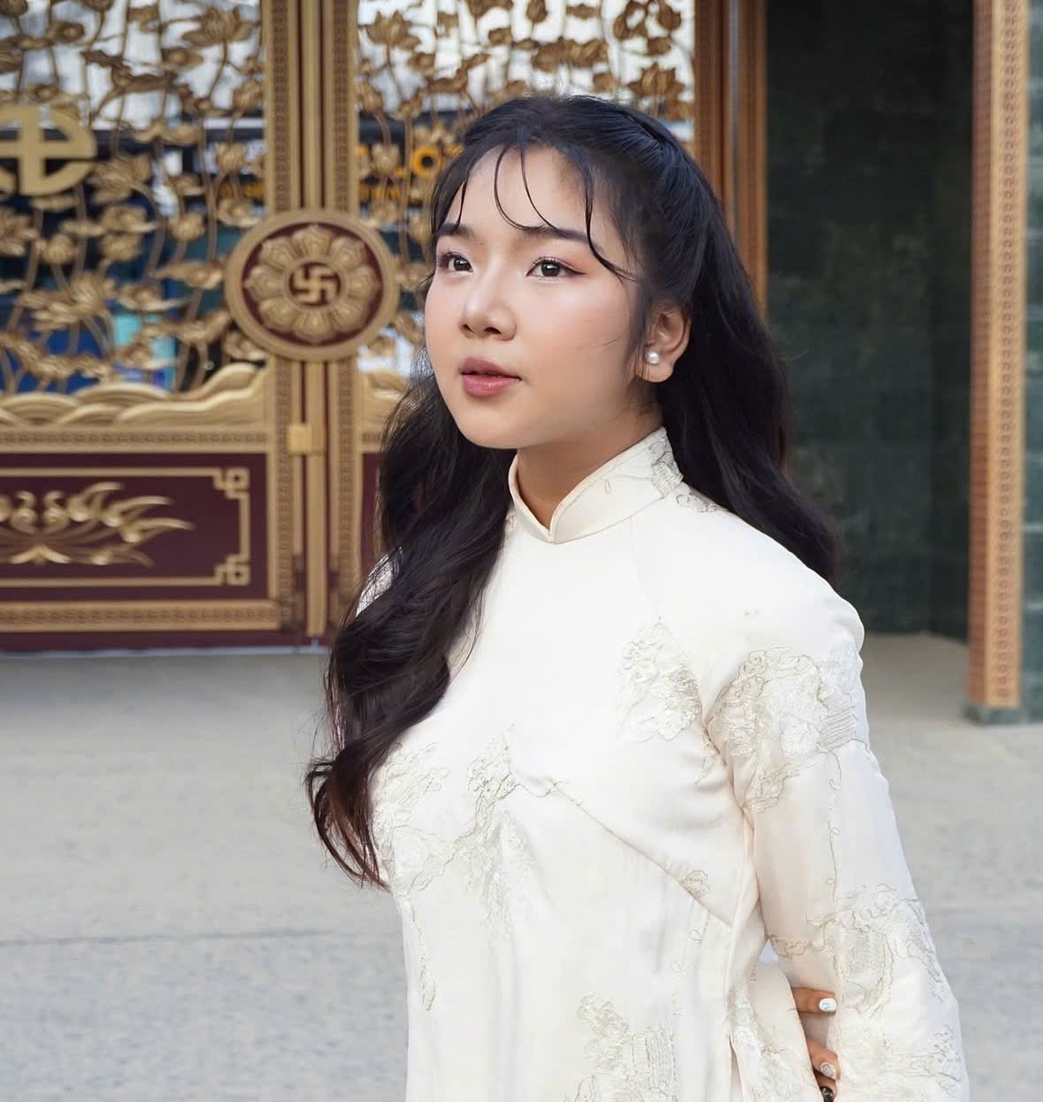 Út Thư - cô gái TP.HCM đi diễu binh 2/9 được bố mẹ in hình treo khắp quán cà phê: Profile đỉnh nóc phía sau- Ảnh 9. Út Thư - cô gái TP.HCM đi diễu binh 2/9 được bố mẹ in hình treo khắp quán cà phê: Profile đỉnh nóc phía sau- Ảnh 9.