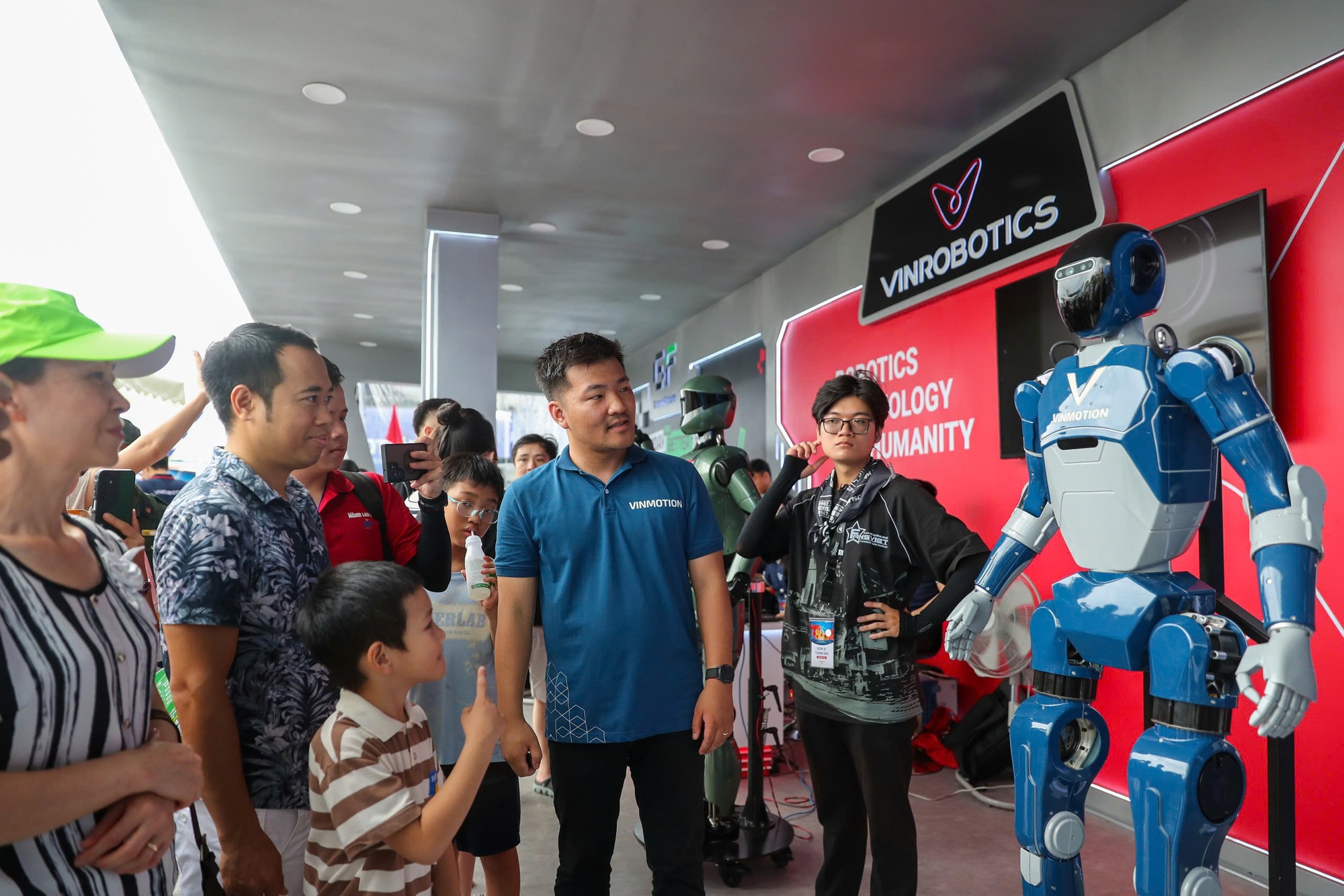 "Cười ra nước mắt" khi nói chuyện với robot hình người của Vingroup- Ảnh 1. "Cười ra nước mắt" khi nói chuyện với robot hình người của Vingroup- Ảnh 1.