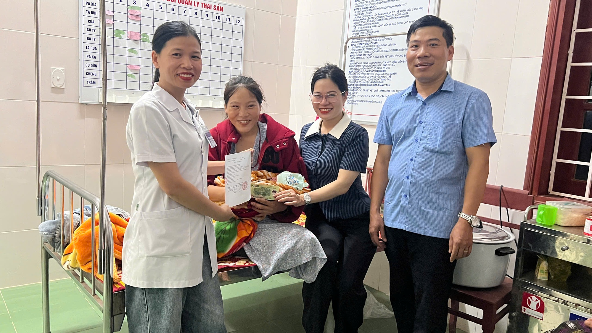 Sản phụ sinh con ngay tại trạm y tế khi đi nhận quà Quốc khánh, đặt tên Hồ Quốc Khánh- Ảnh 1. Sản phụ sinh con ngay tại trạm y tế khi đi nhận quà Quốc khánh, đặt tên Hồ Quốc Khánh- Ảnh 1.