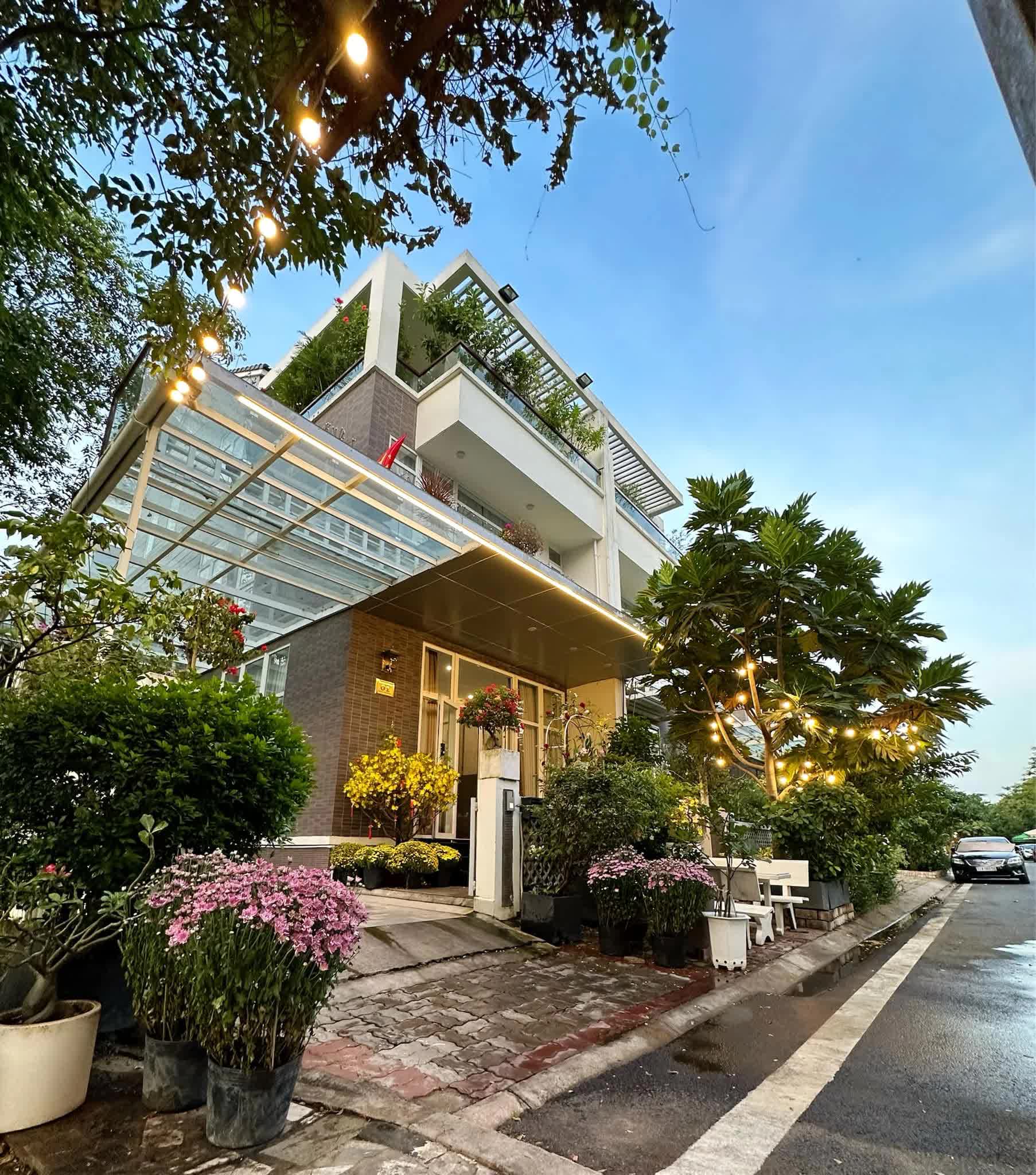 Phó chủ tịch Hội sân khấu được chồng đại gia tặng biệt thự hàng chục tỷ ở TP.HCM, 54 tuổi vẫn gợi cảm- Ảnh 4.