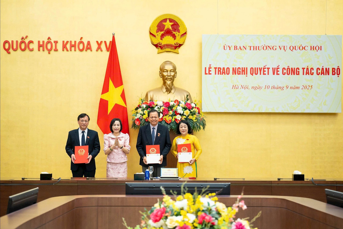 Phó Chủ nhiệm và 2 đại biểu Quốc hội chuyên trách nghỉ hưu trước tuổi- Ảnh 1. Phó Chủ nhiệm và 2 đại biểu Quốc hội chuyên trách nghỉ hưu trước tuổi- Ảnh 1.