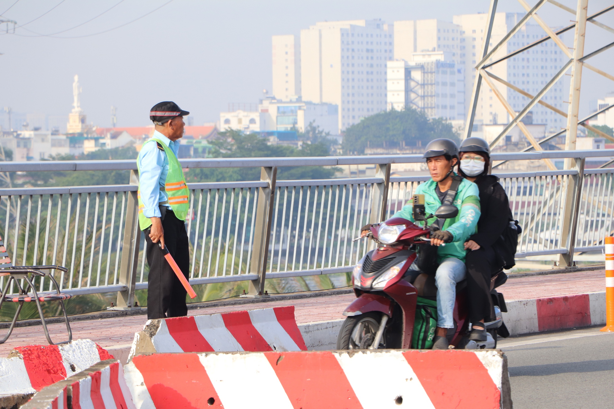Hình ảnh xe cứu thương "chật vật" di chuyển trên Quốc lộ 13- Ảnh 5. Hình ảnh xe cứu thương "chật vật" di chuyển trên Quốc lộ 13- Ảnh 5.